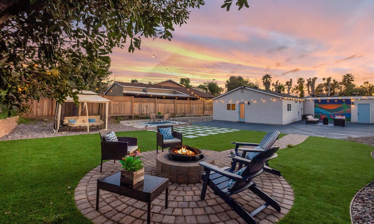 Lincoln Acres House | Socal Oasis Colorful home with amazing backyard, firepit & great location
