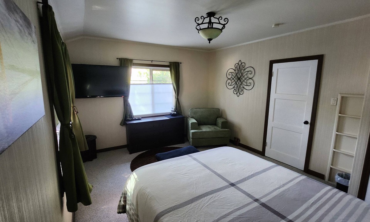 Central San Mateo House | Soothing townhome in San Mateo. 10 mins from sfo airport