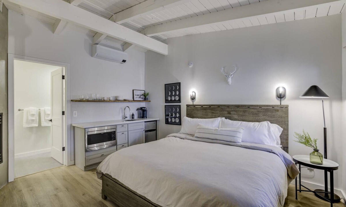 Lakeside Park Apartment | South Lake Chalet #7-New Boutique Suite-Minutes to Heavenly & Lake Tahoe