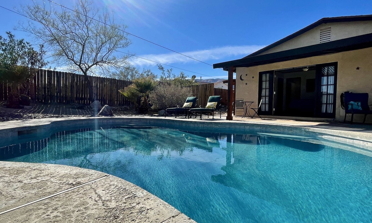 Twentynine Palms House | Southwest Modern ツ Private Pool ❤︎ 3 miles to north gate JTNP ツ AC ❤︎ Fireplace