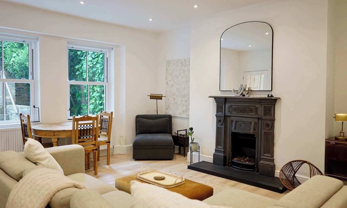 Charlton Apartment | Spacious 1BDR Garden Flat in Charlton
