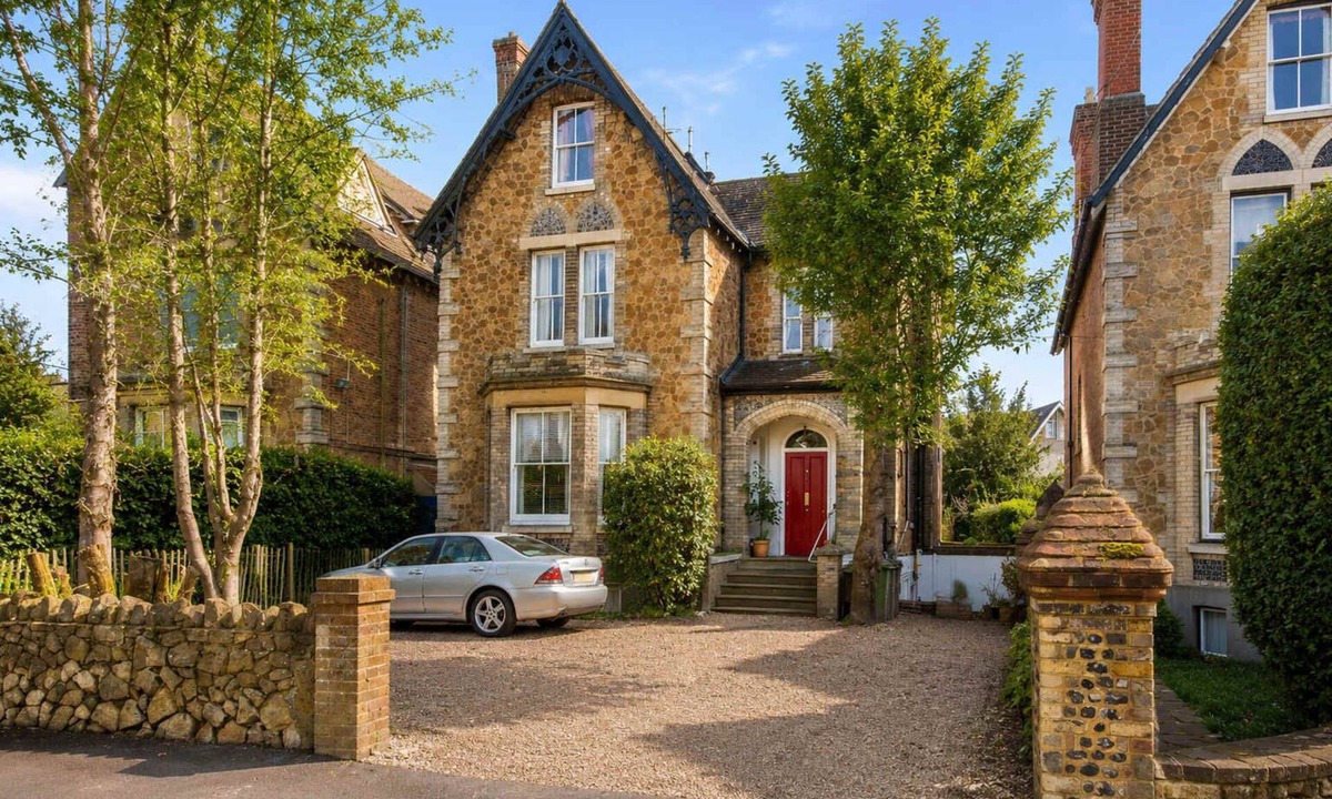 Guildford Apartment | Spacious 2-Bed Period Garden Flat, Central Guildford
