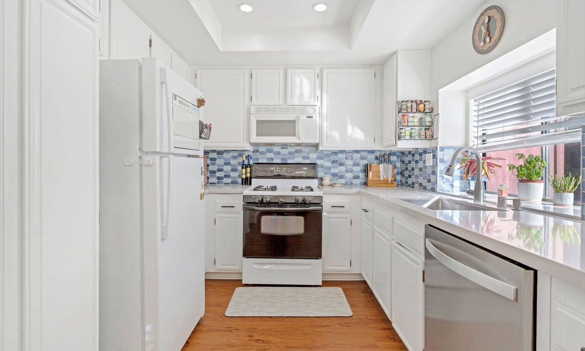 Warner Center House | Spacious 2 Bedroom plus Office Townhome - Apr-Jul