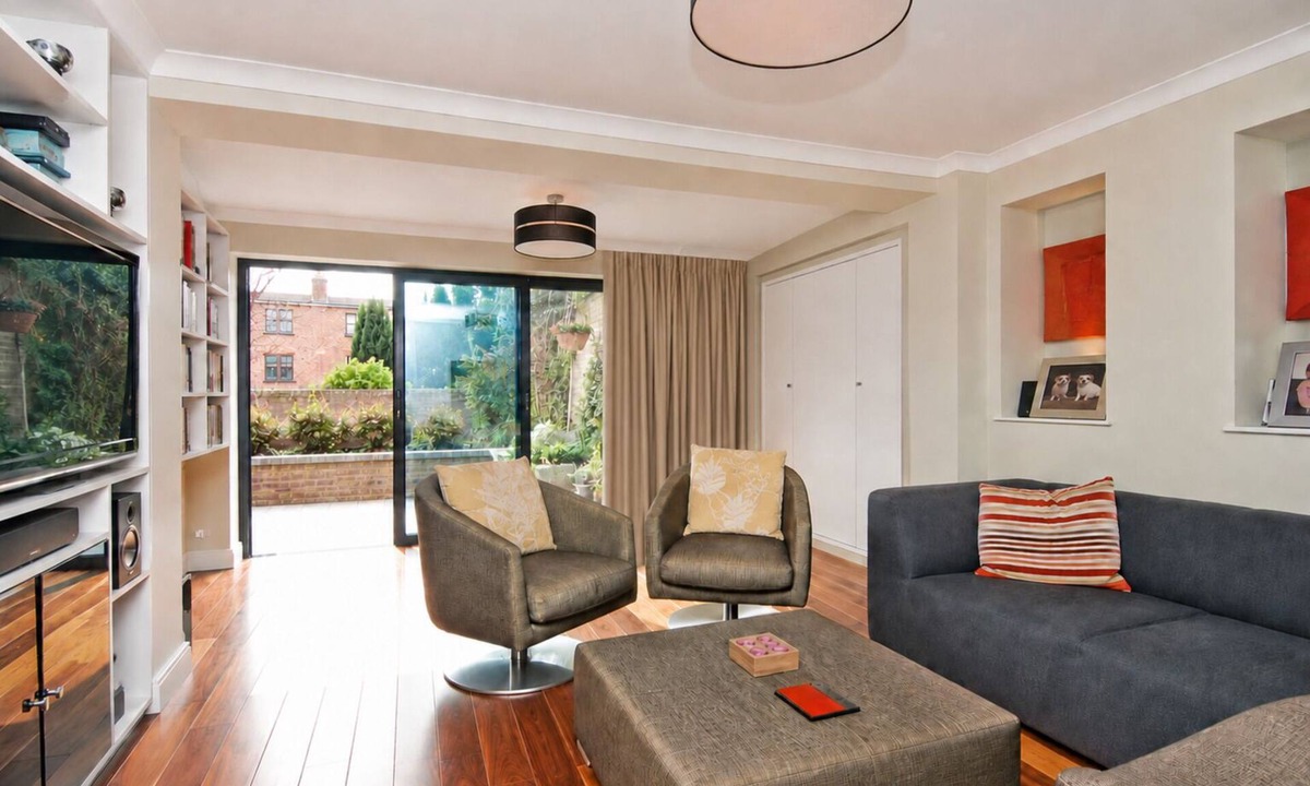 West Hampstead Apartment | Spacious 3-bed garden apartment with parking in the centre of West Hampstead