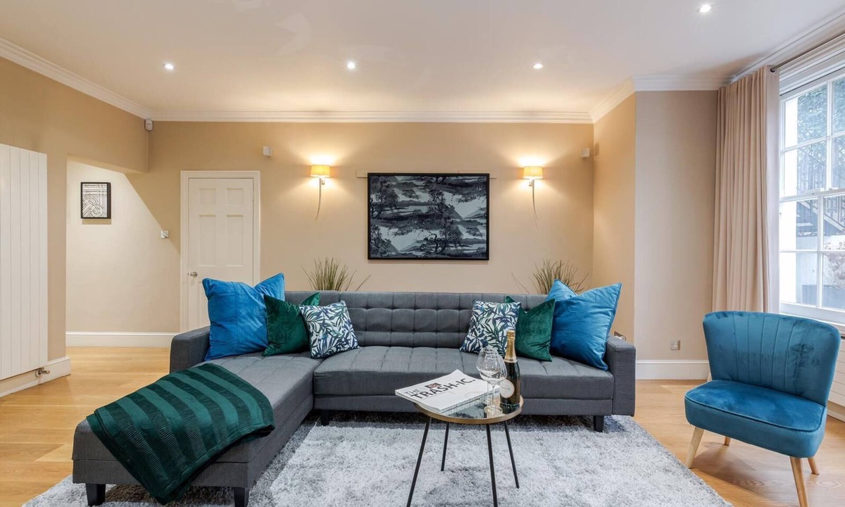 Abingdon Apartment | Spacious 3 bed Kensington apartment with Patio