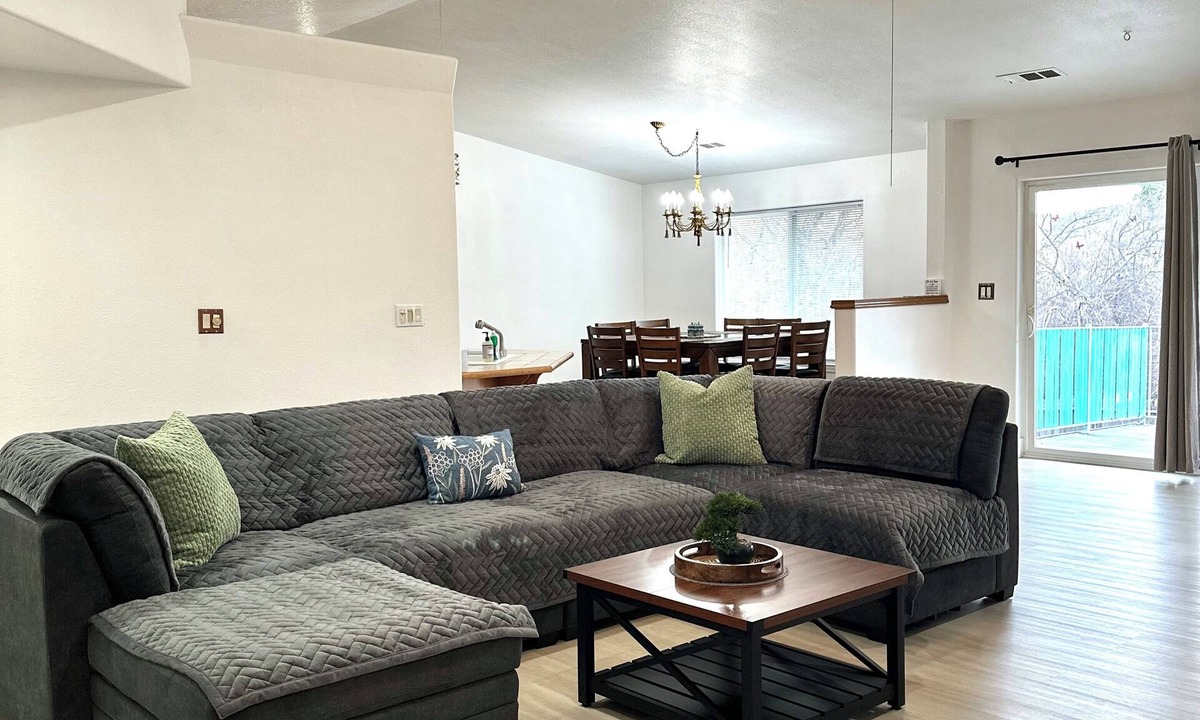 Yreka House | Spacious 3-bedroom vacation home with balcony, office and central air and heat.