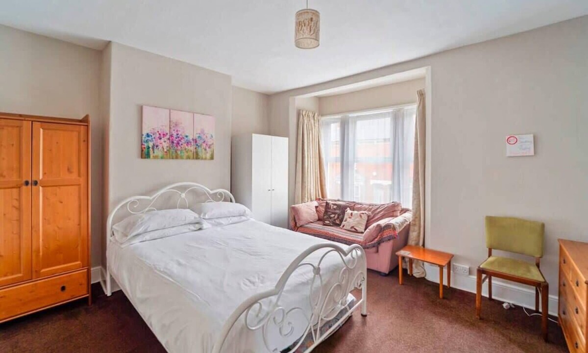 Wolverhampton House | Spacious 4‑Bed Home WV1 Family & Contractor Friendly