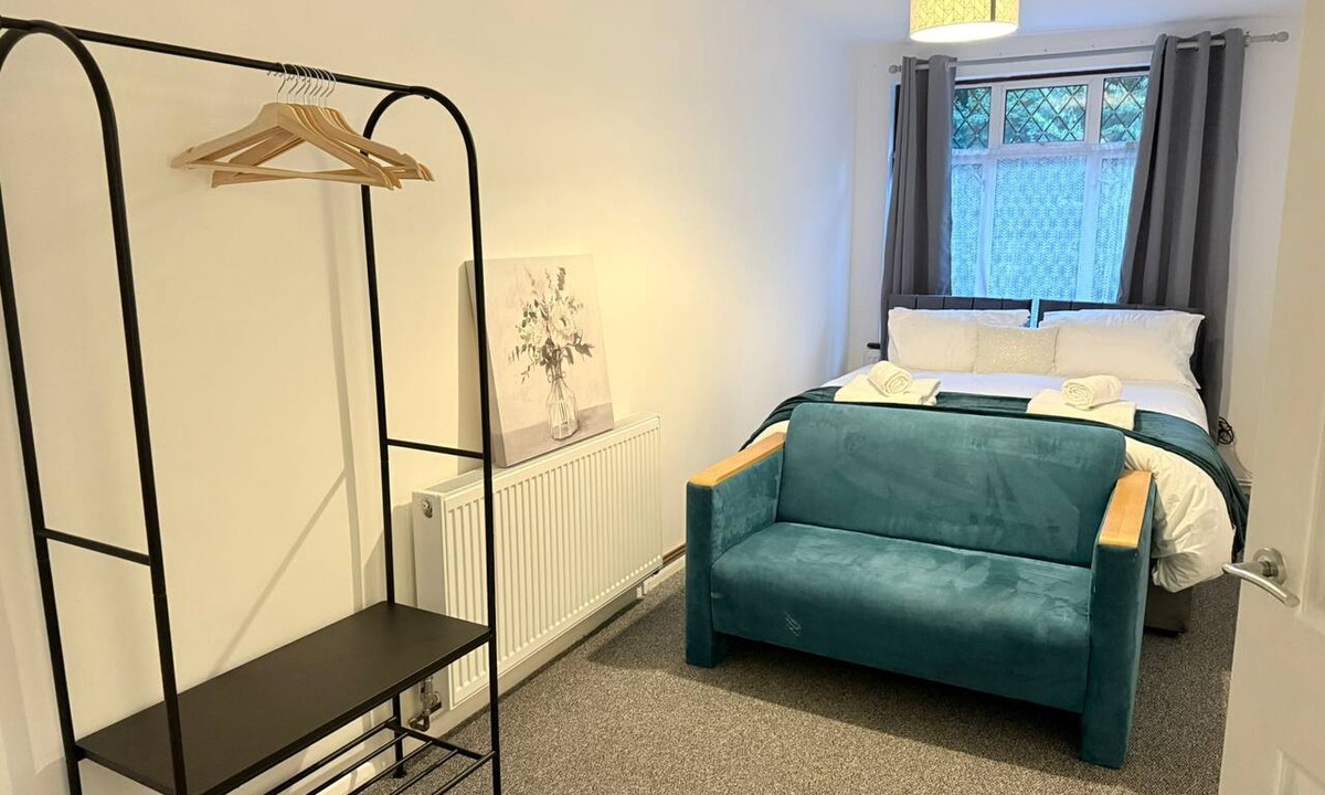 Barnehurst House | Spacious 4-Bed Home | Sleeps 7 | Free Parking | Ideal for Families & Contractors
