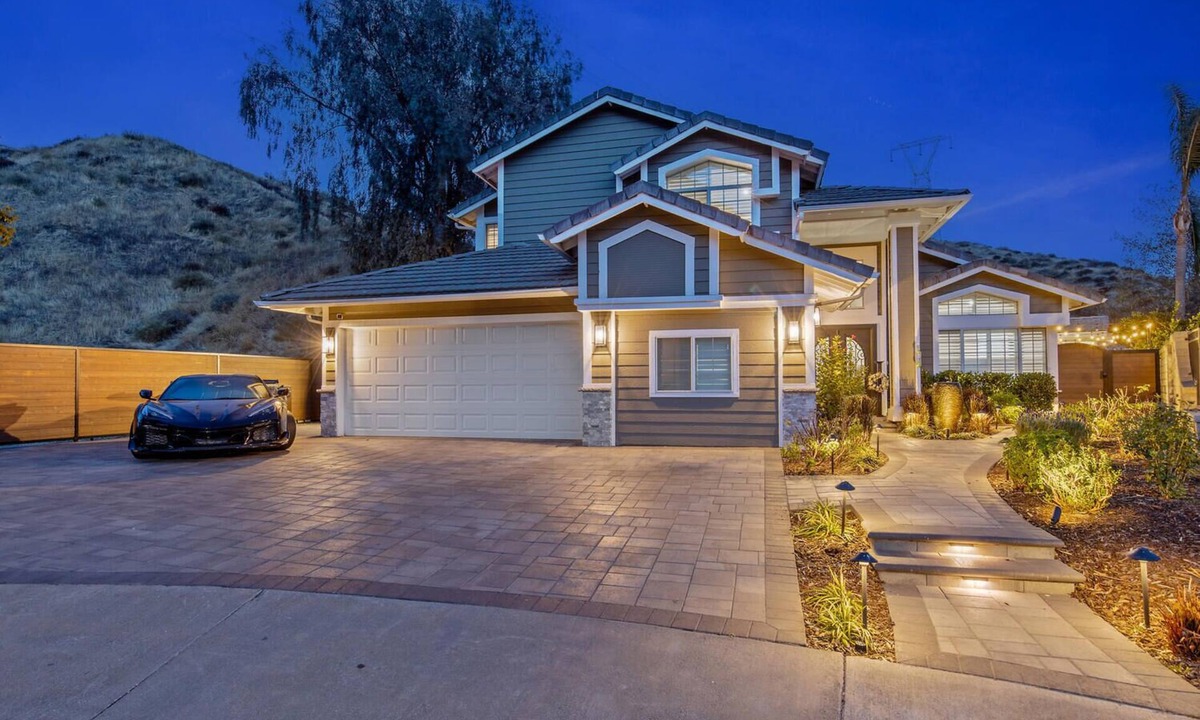 Santa Clarita House | Spacious 4-bedroom house in charming Santa Clarita with Pool