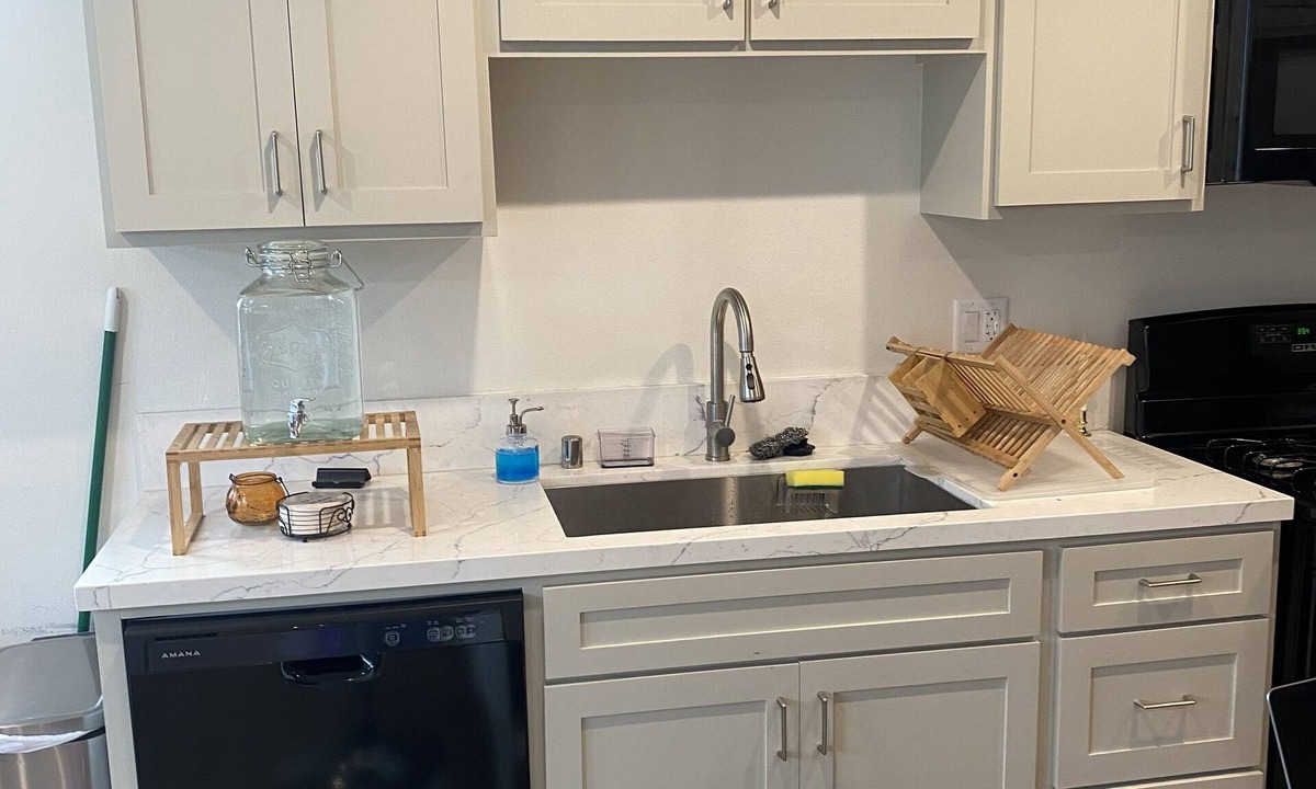 Los Angeles Apartment | Spacious 5-bedroom apartment in cool Los Angeles with AC, WiFi