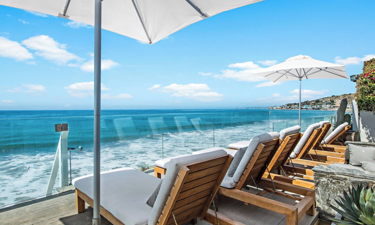 Eastern Malibu House | Spacious 5-bedroom beachfront house in Malibu Colony