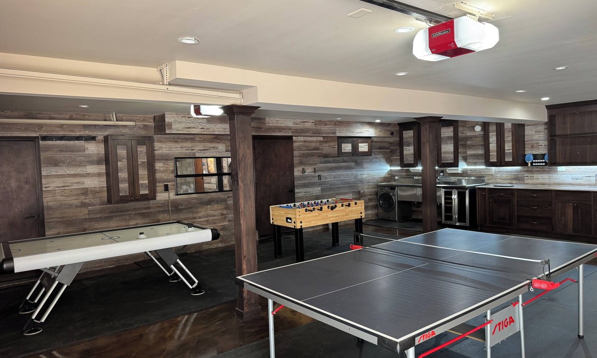 Glencoe House | Spacious 5-bedroom house in Arnold with a game room and hot tub