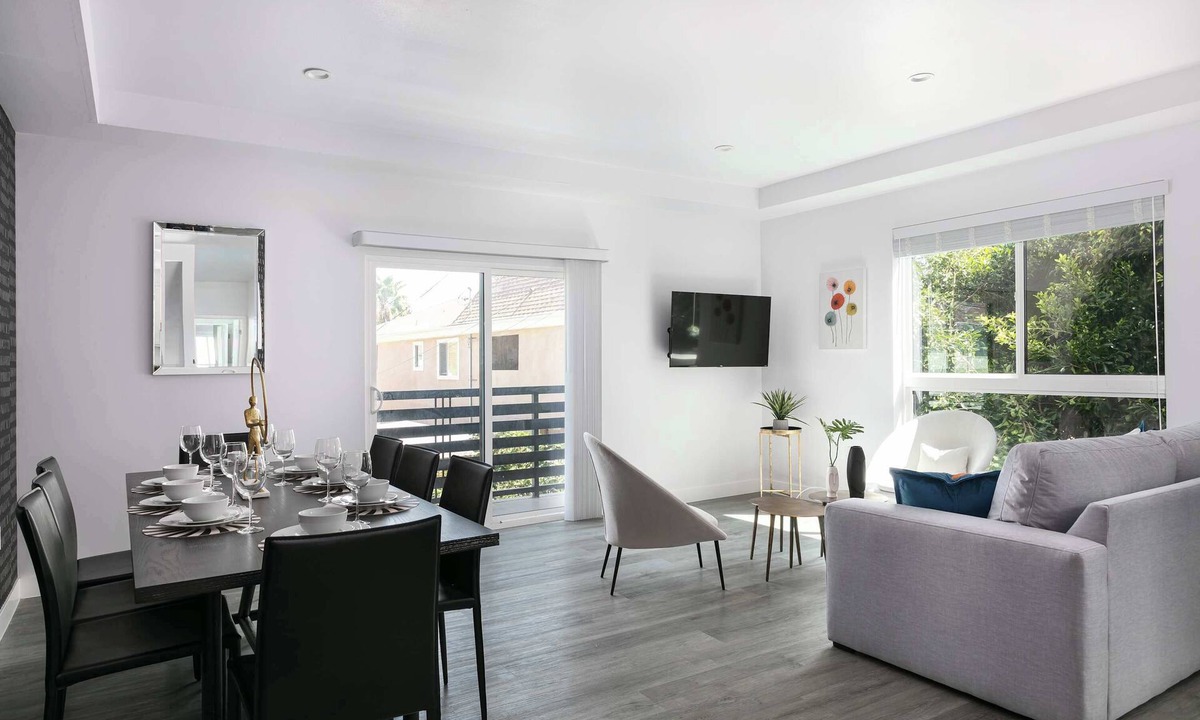 Mid City House | Spacious 5BR Townhouse | Free Parking Included
