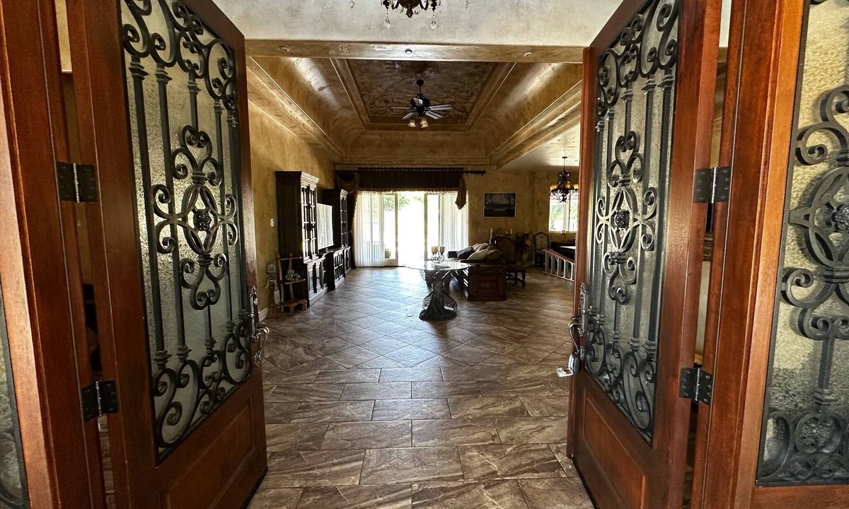 Lakeport House | Spacious 6-bedroom Tuscan style on 18 acres in Lakeport with WiFi, Pool, Gated.