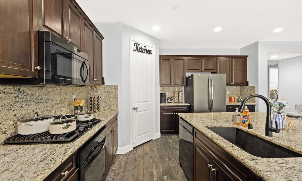 Colton Villa | Spacious 6BD3BA One- Floor villa WiFi Riverside 10Beds 4TVS BBQ
