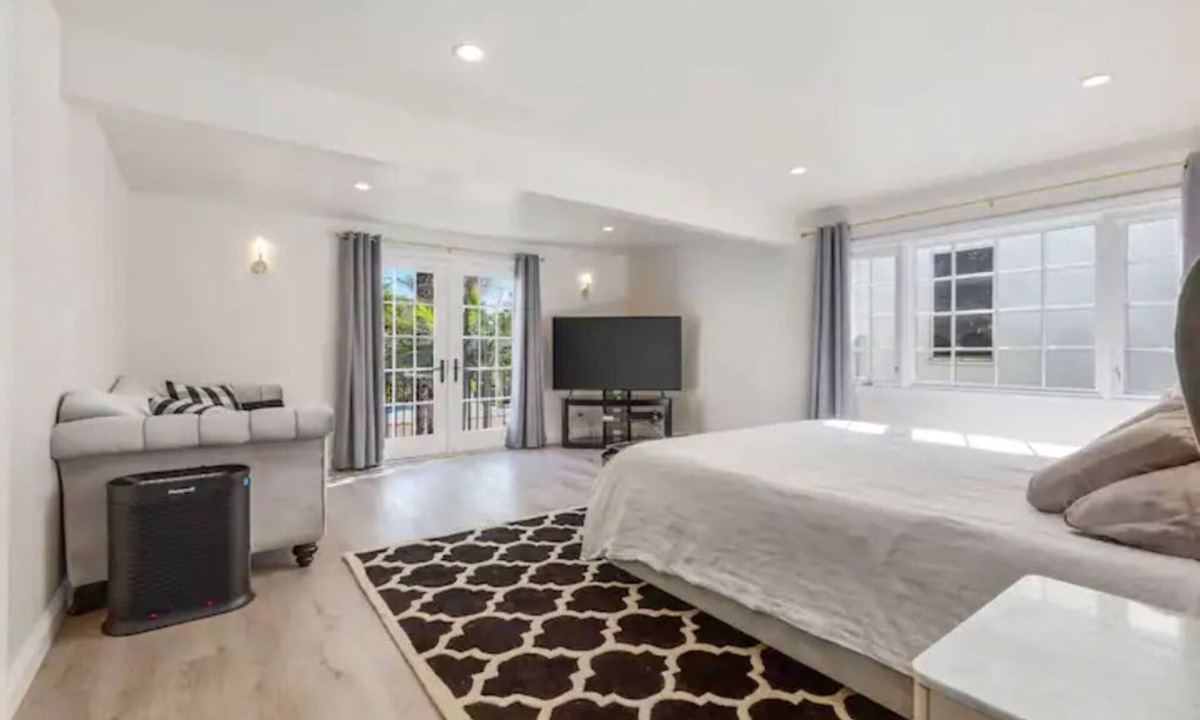 Miracle Mile Apartment | Spacious and Charming Miracle Mile Mansion
