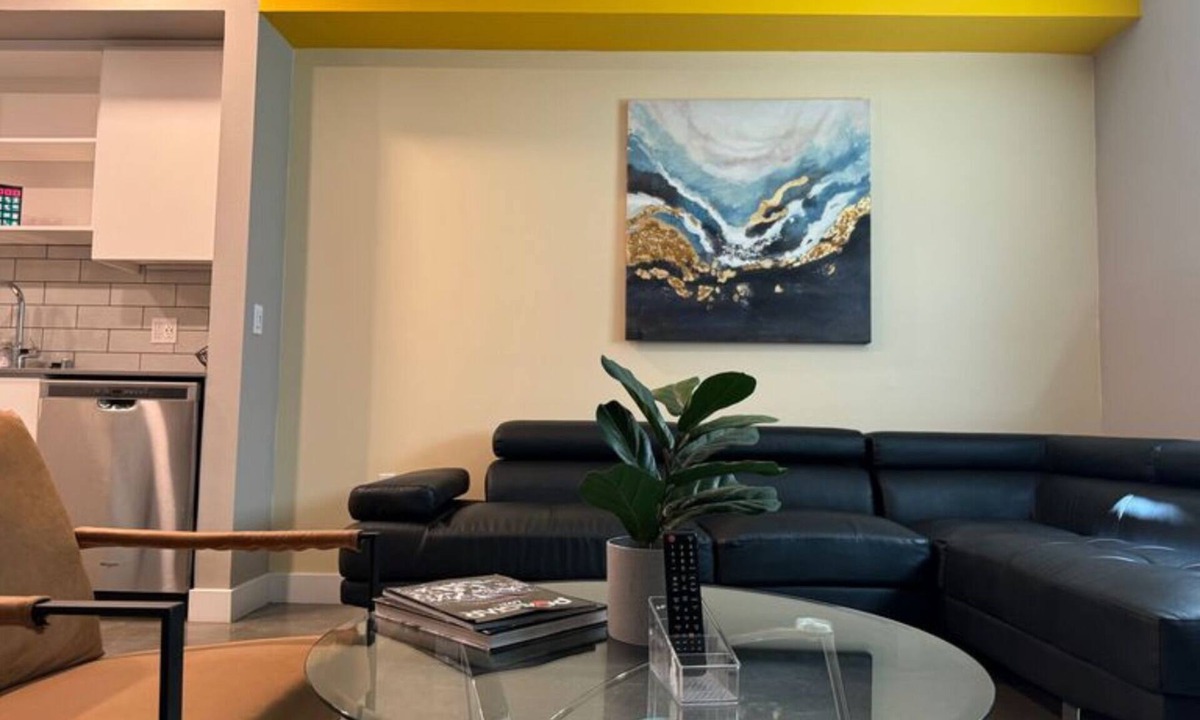 Hollywood Apartment | Spacious and Modern 3 bedroom 2 bath unit