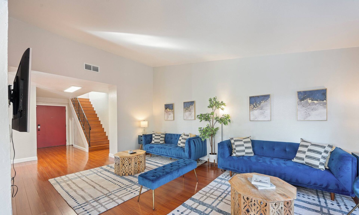 Union City House | Spacious & Central. Pool Table & Ping Pong. 6 TVS. Balcony. Garage. Wifi