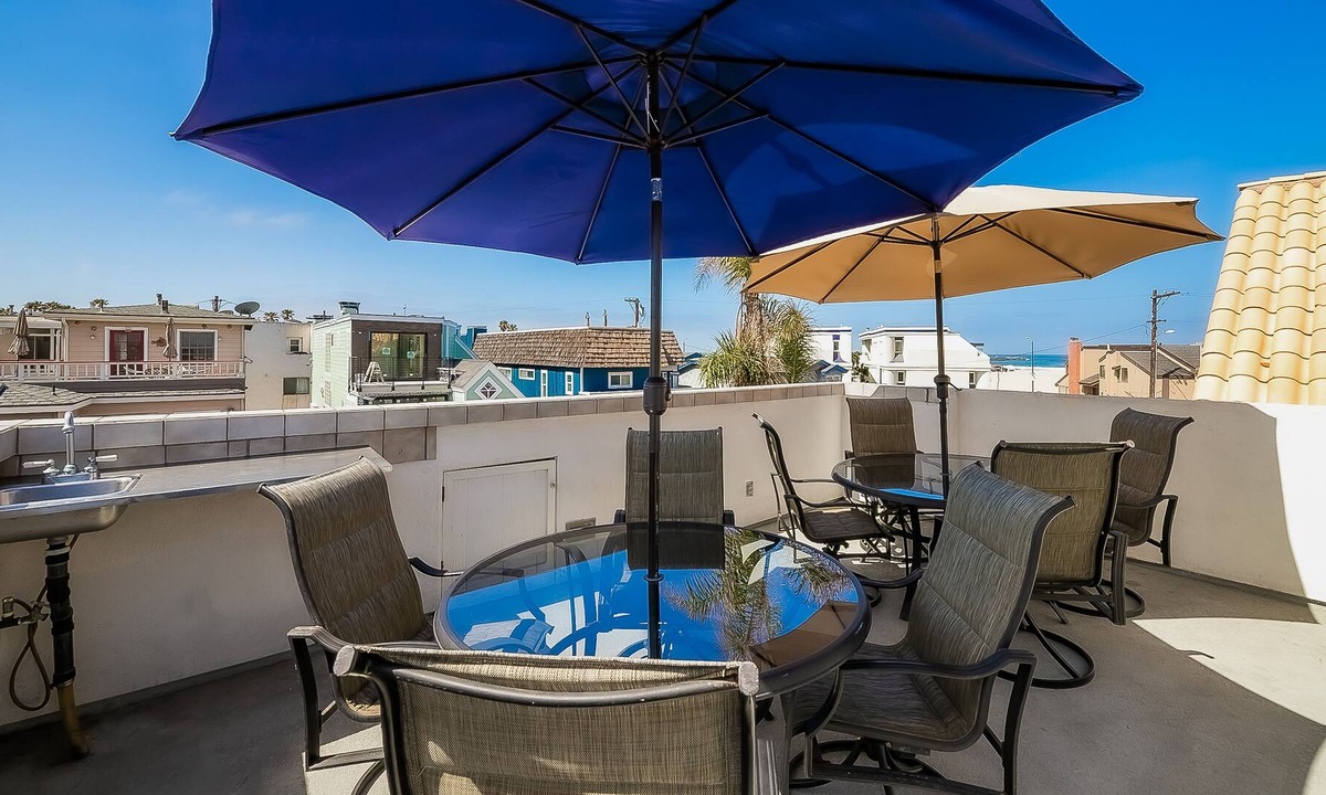 South Mission Beach Apartment | Spacious condo just steps to sand & central location with sundeck & views