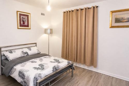 Wolverhampton House | Spacious Double Room with TV & Fast Wi-Fi