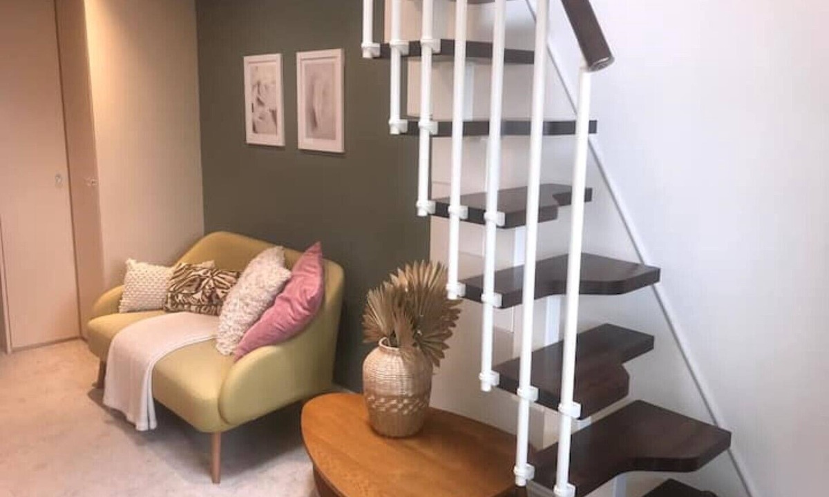 Hertford Apartment | Spacious en-suite room with mezzanine