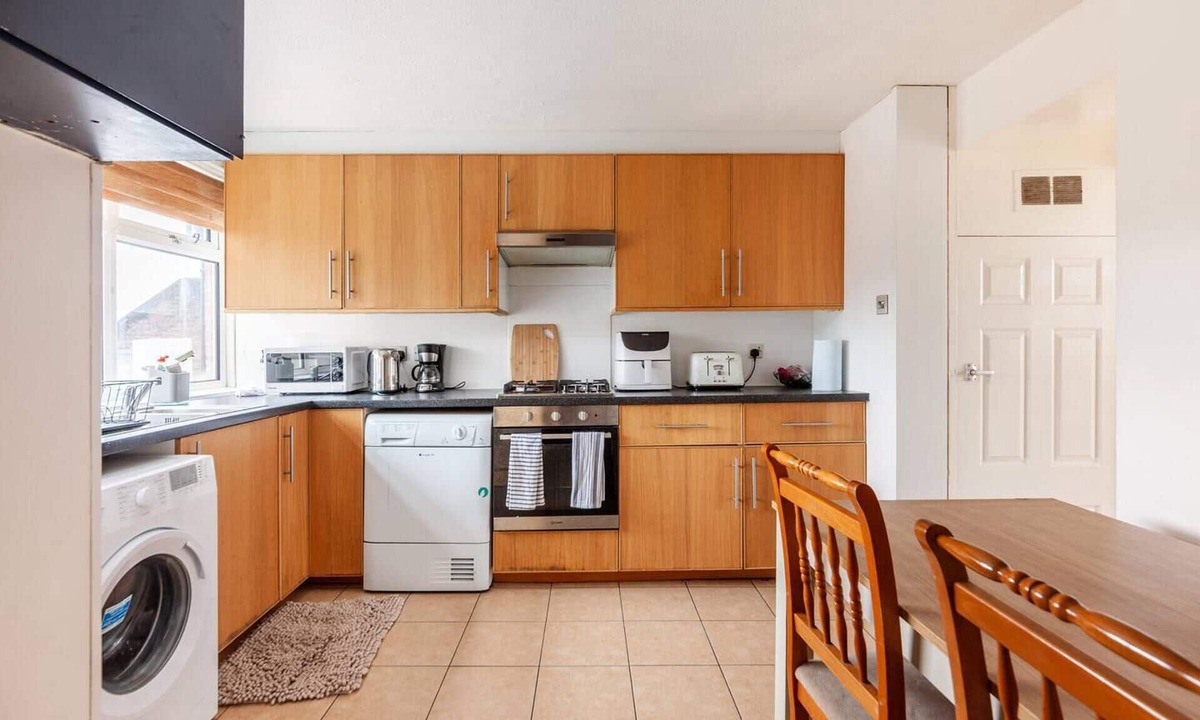 Waltham Abbey Apartment | Spacious Home by Lee Valley Rafting Waltham Cross