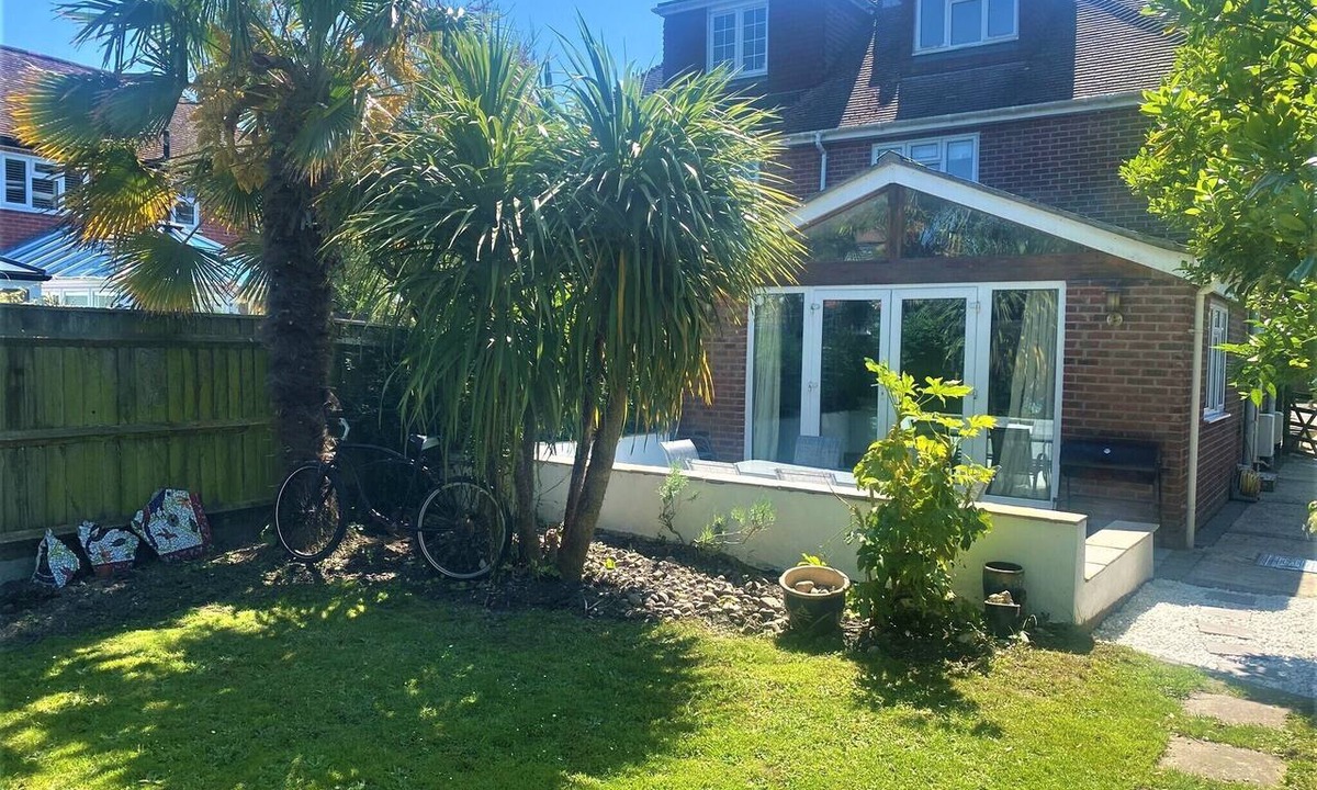New Forest District House | Spacious Home, Near Marinas, parking and garden