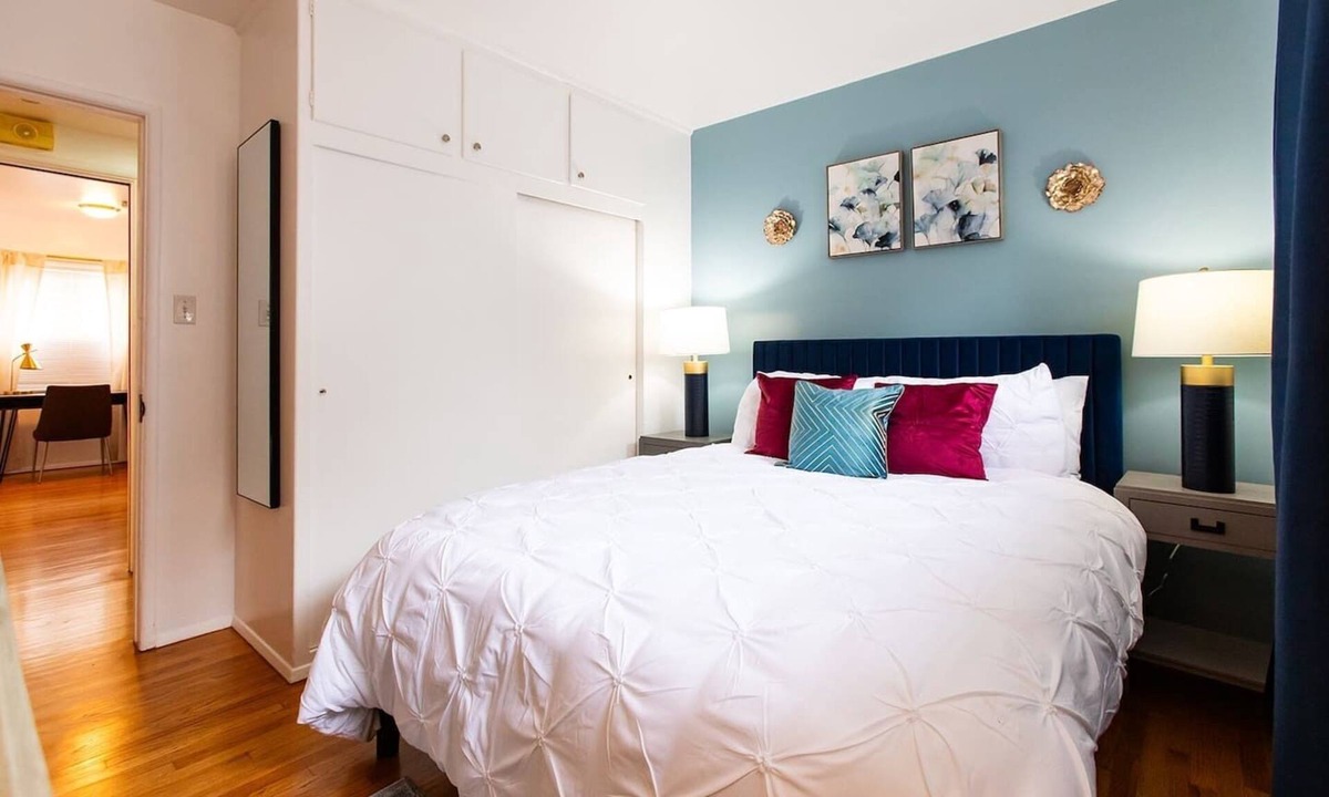 Somerset House | Spacious Home Sleeps 6 Free Parking Laundry