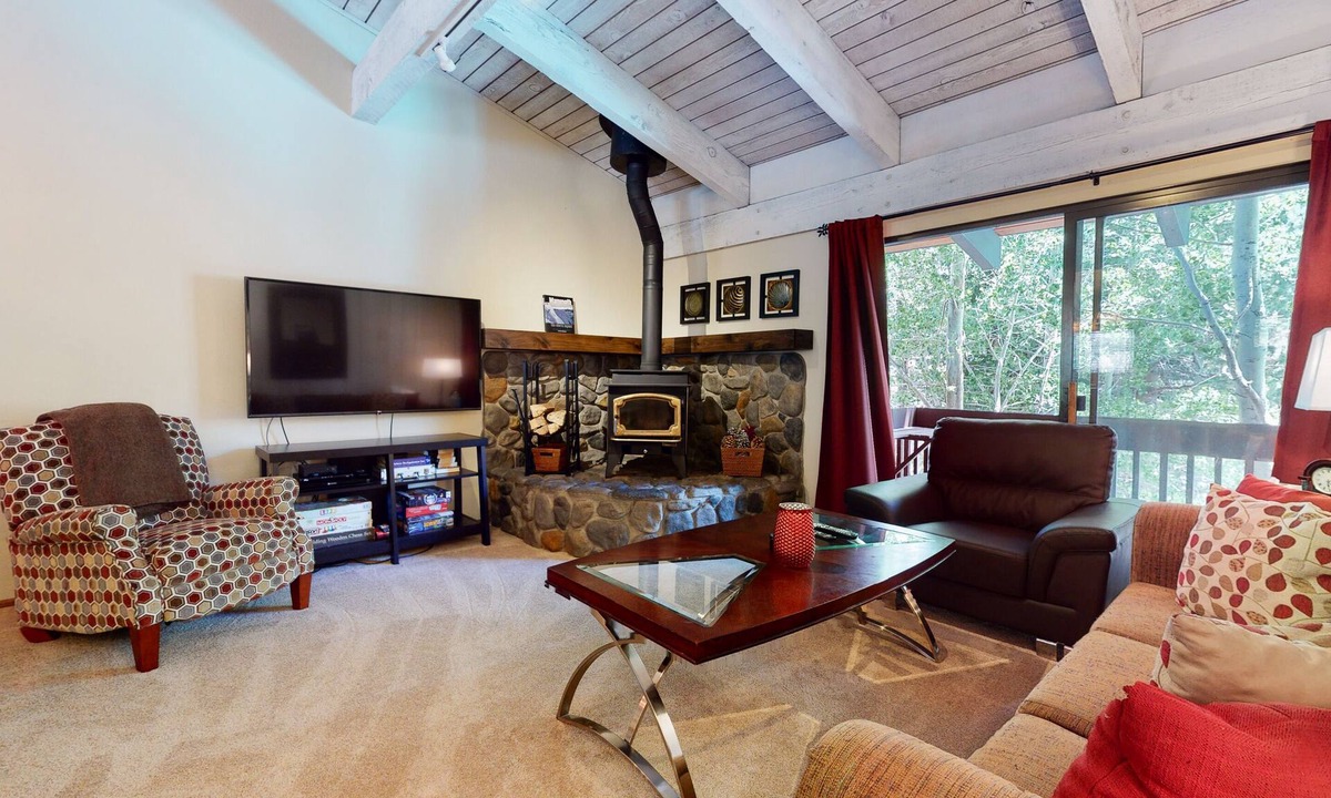 Mammoth Lakes Condo | Spacious Home, Washer/Dryer. Quiet Location near Biking Trails. Pool On-site