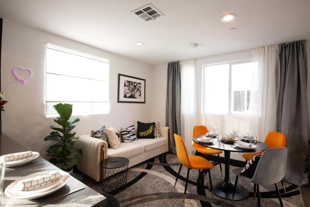 Los Angeles Villa | Spacious Luxury Villas in the heart of LA! Free parking and Jacuzzi