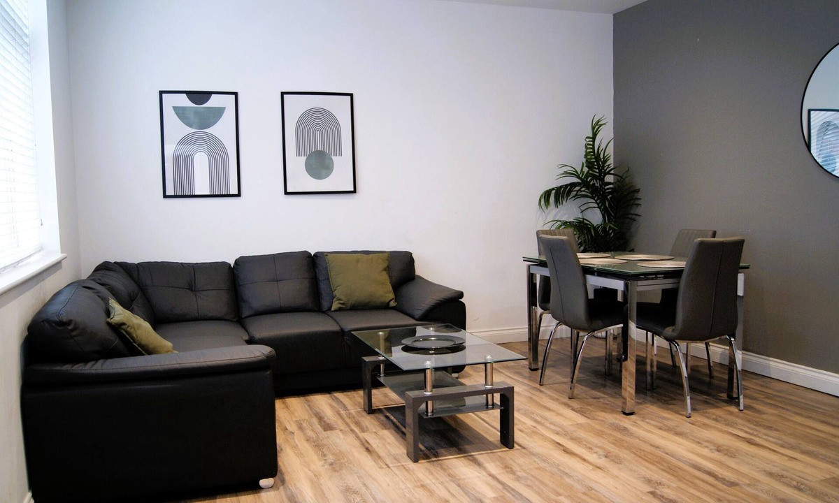 Birmingham City Centre House | Spacious & Modern - 3 Bedroom - Gated - Free Parking - Jewellery Quarter