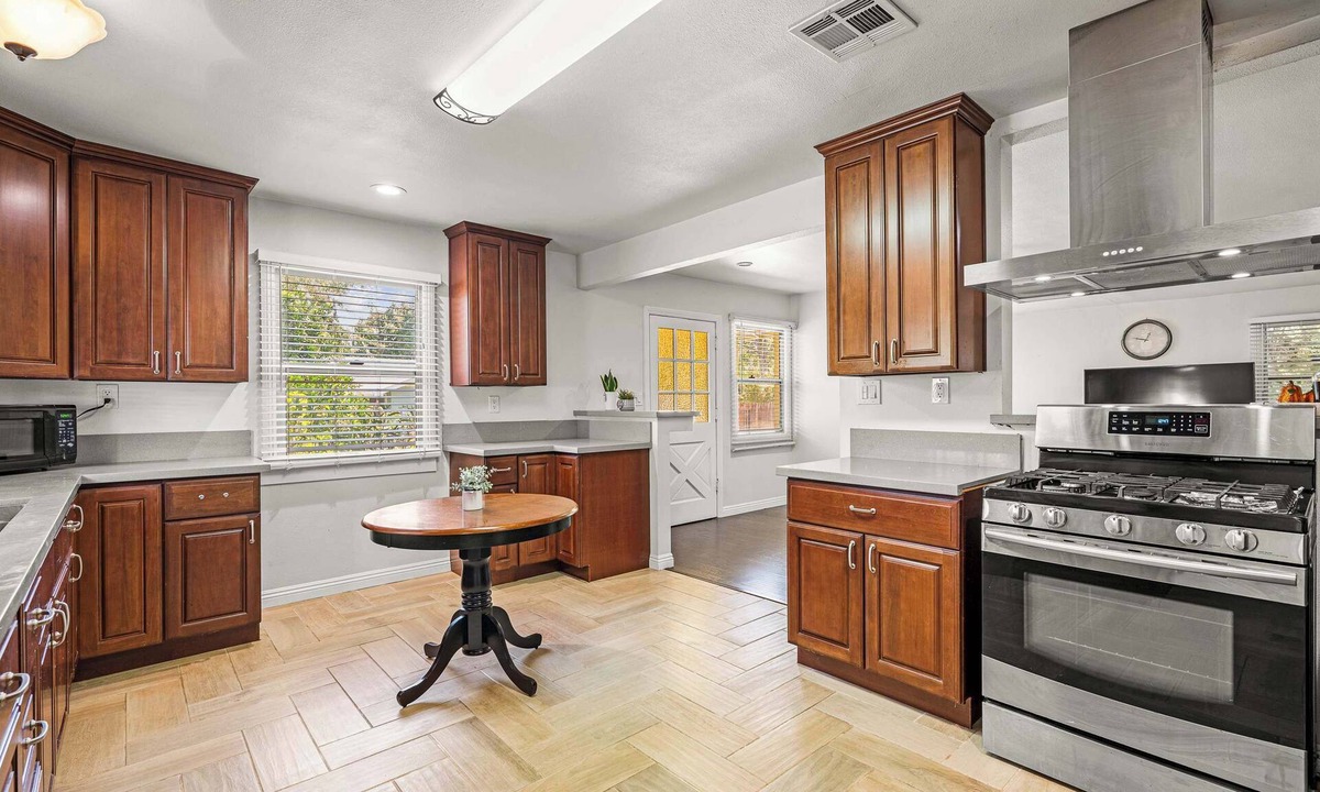 East Pasadena House | Spacious Retreat w Large Kitchen & Outdoor Patio