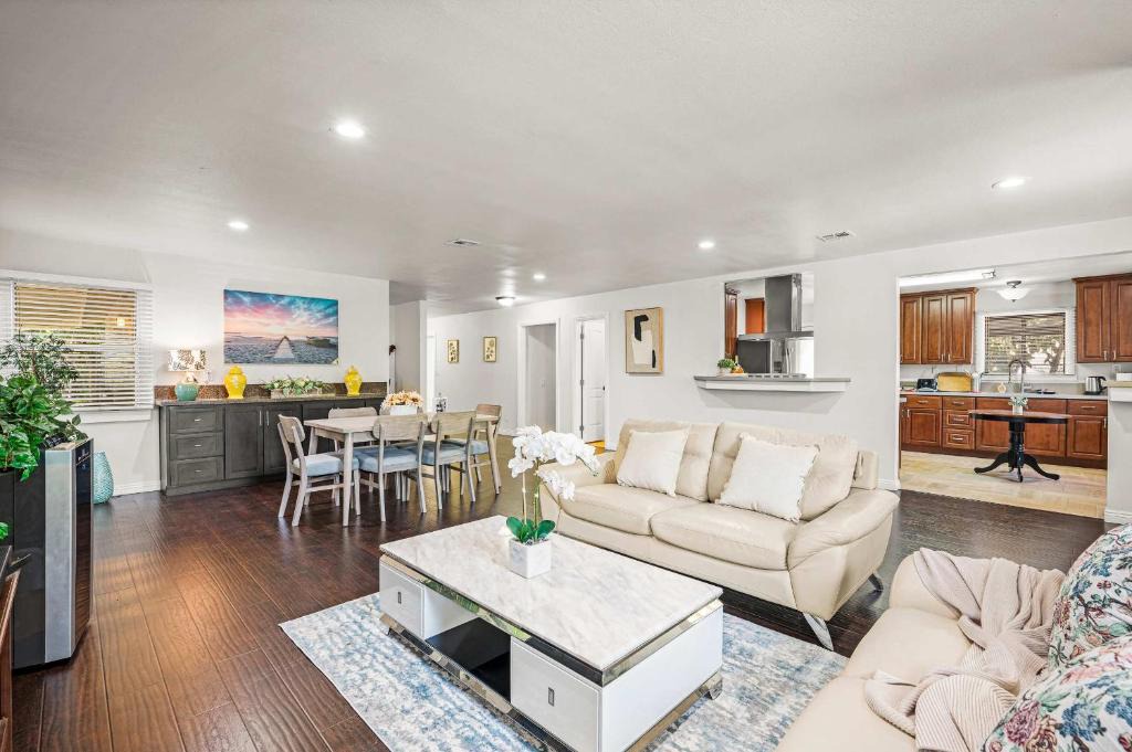 East Pasadena House | Spacious Retreat w Large Kitchen & Outdoor Patio