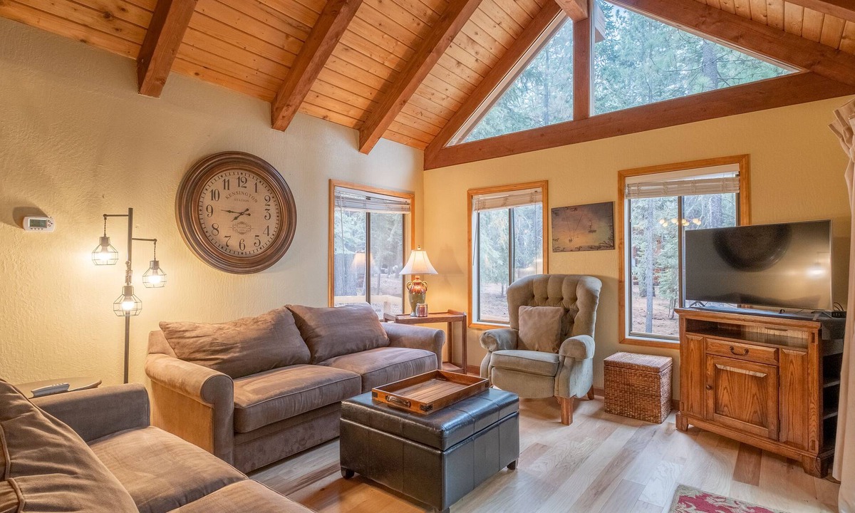 Truckee House | Spacious Tahoe Donner Lodge | Bunks, AC, Club Access, Pet-Friendly, Near Lake