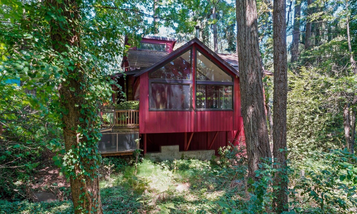 Western House | Spacious, Tranquil “Treehouse” with Sauna and Fireplace