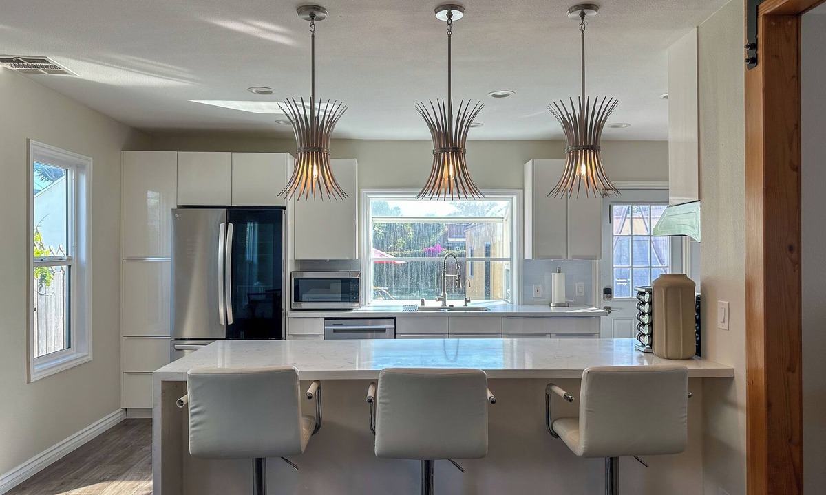 West Los Angeles House | Spacious West LA Home 3BR/3Bath Parking, Backyard