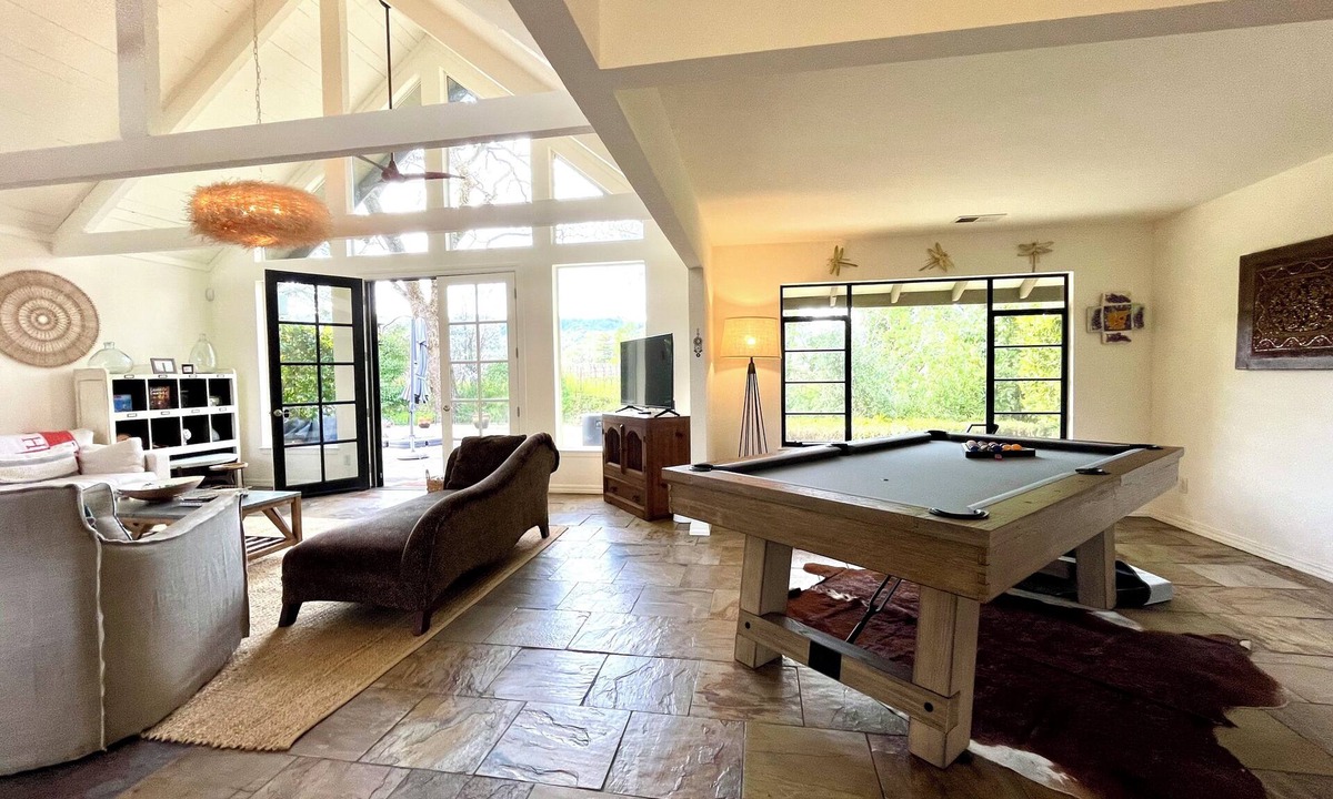 St. Helena House | St. Helena home facing Spottswood Vinyard wood & walking distance to downtown
