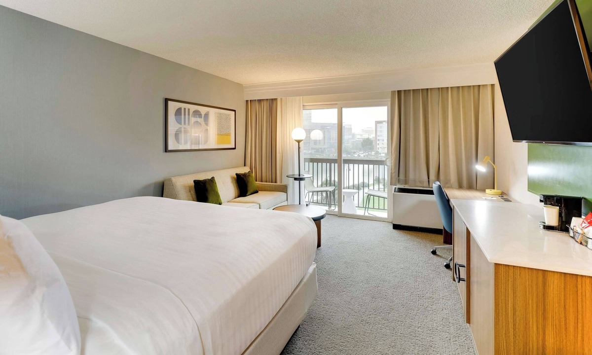 Oyster Point Hotel | Stay in Style Along Oyster Point Waterfront Minutes to Jack Drago Park