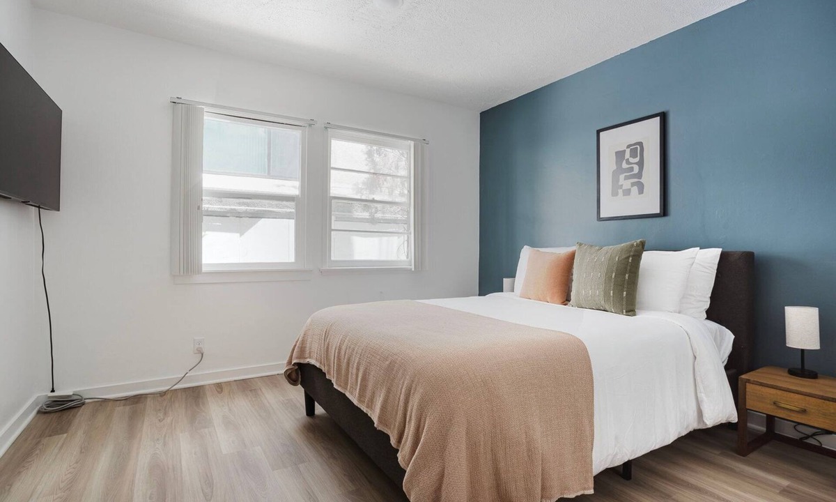 Westwood Apartment | Stellar Westwood Studio, walk to Coffee, Dining & Shops, by Blueground