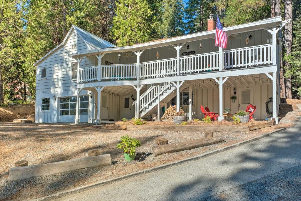 Strawberry House | Strawberry Hill Cabin 5 Mi to Skiing and Lake