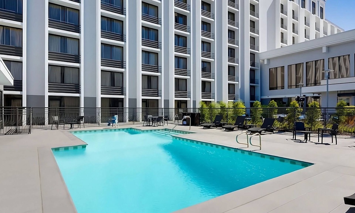 San Jose Hotel | Stress-Free Vacation! Close to Happy Hollow Park and Zoo! Onsite Pool!