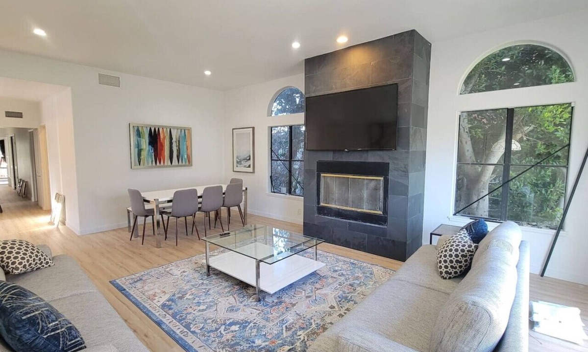 Marina Peninsula Apartment | Stunning 4 Bedroom, 1 block to the Beach!