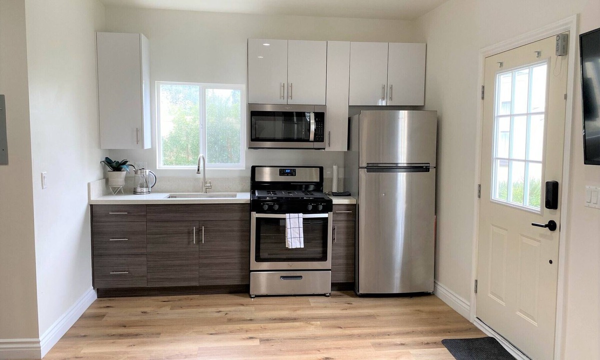La Brea House | Stunning 4BR w/Pool in West Hollywood - 5 Min Walk to The Grove