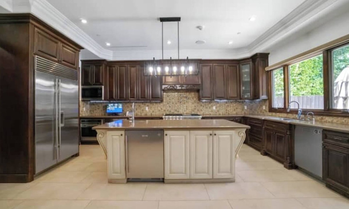 Sherman Oaks House | Stunning 7BR Villa w/Pool House in Sherman Oaks