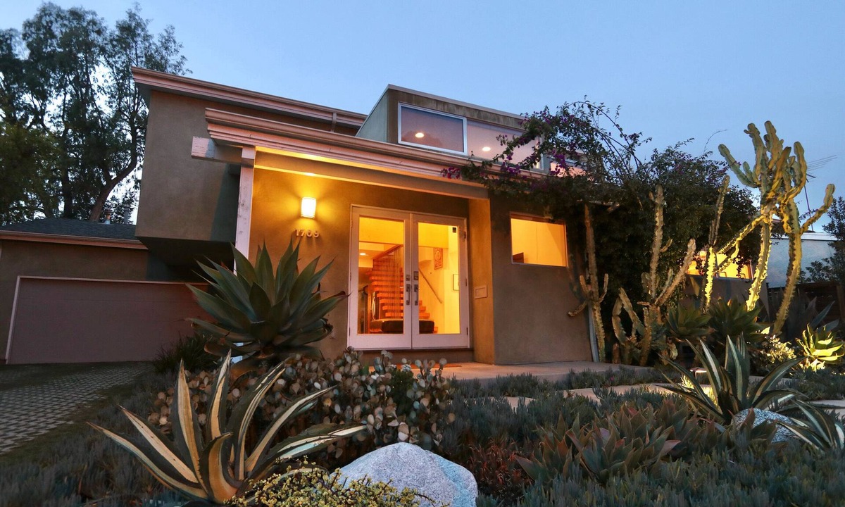 Sunset Park House | Stunning Architectural Home by Golf Course