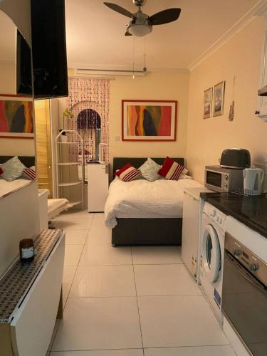 London Borough of Hounslow Apartment | Stunning ground floor studio in Hounslow near Heathrow airport