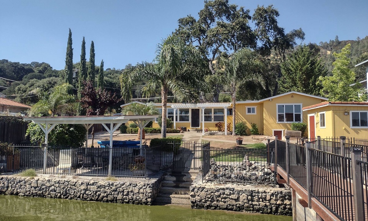 Clear Lake House | STUNNING Lakefront, Huge DOCK,2 Kayaks, Sleep 8, Prime fishing spot