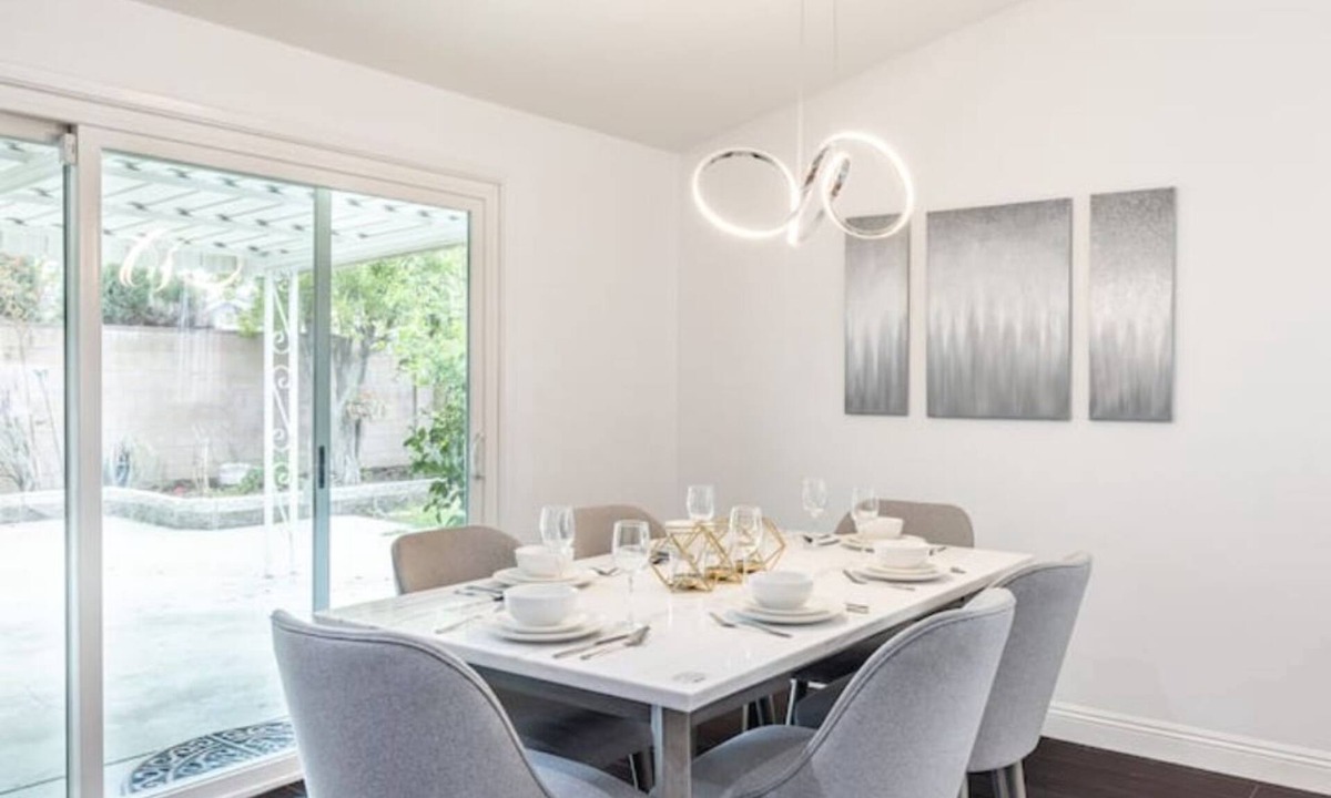Winnetka House | STUNNING! Oversized 4 Bedroom Modern House