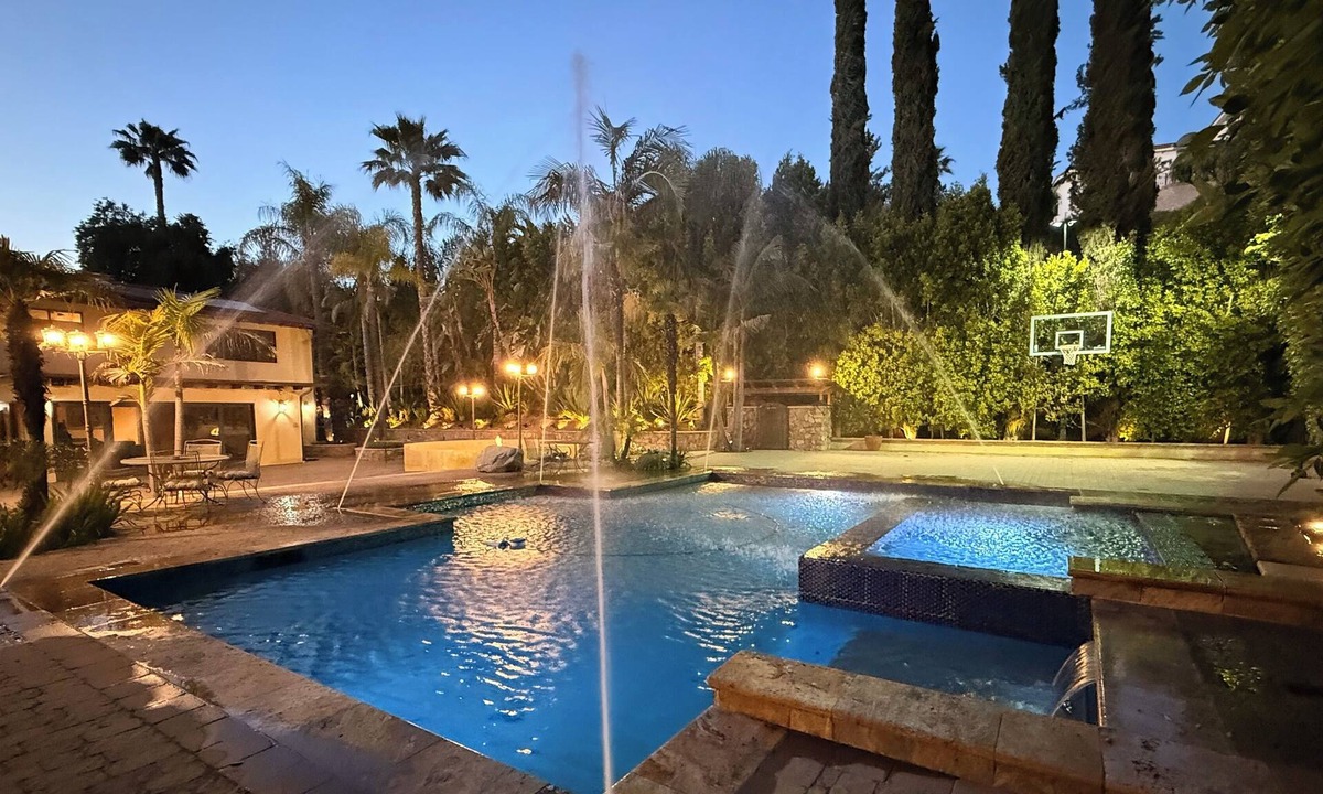 Calabasas House | Stunning Pool Resort in Calabasas! 5BDs & 4BAs
