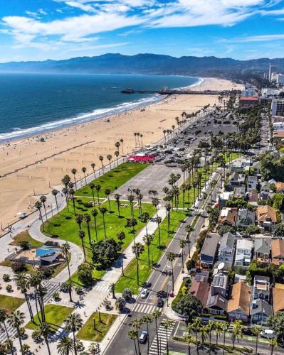 Downtown Apartment | Stylish 2BDR & 2BTH - 15 mins walk to the beach!